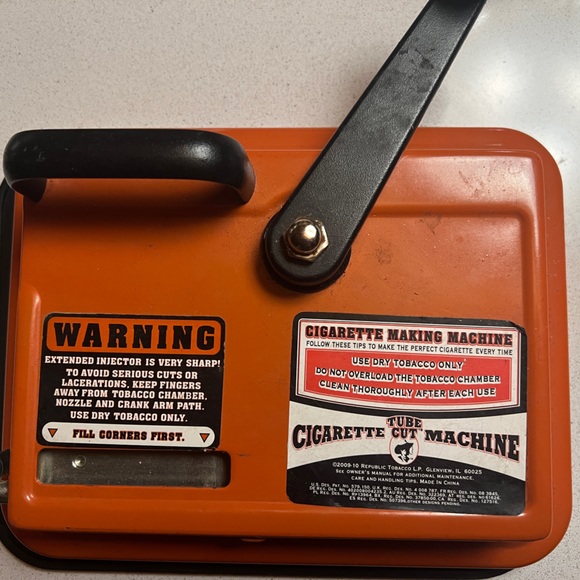 A retro cigarette roller. - Picture 2 of 5